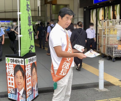 武蔵中原駅にて、日本維新の会、神奈川18区（中原区・高津区）の横田光弘がご挨拶。